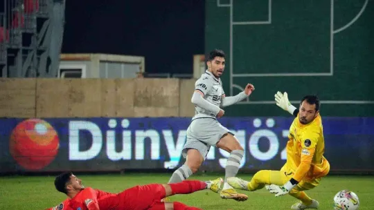 Spor Toto Süper Lig: Ümraniyespor: 1 - Medipol Başakşehir: 1 (İlk yarı)