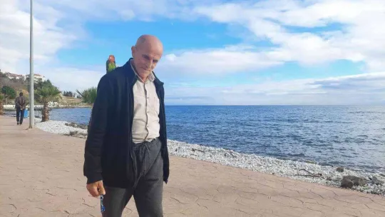 Stresli papağanı kendine yoldaş edindi, her yere omzunda götürüyor