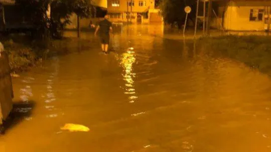 İSKİ'ye ait su borusu patladı, evleri su bastı