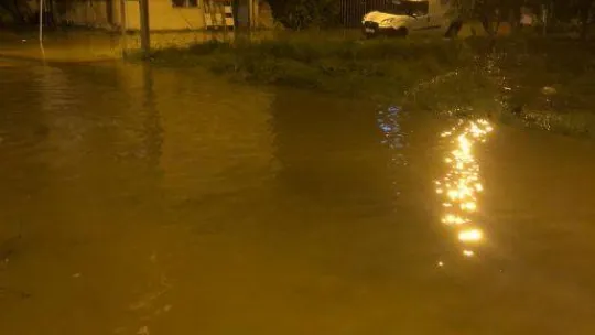 İSKİ'ye ait su borusu patladı, evleri su bastı