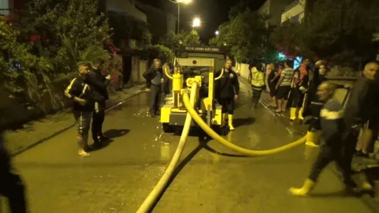 İSKİ'ye ait su borusu patladı, evleri su bastı