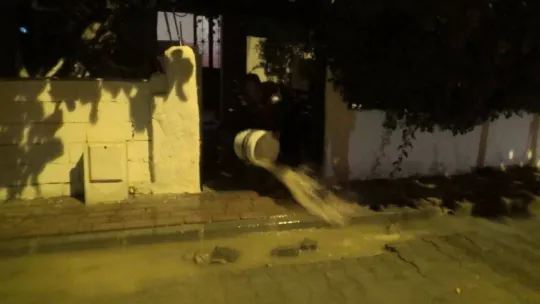 İSKİ'ye ait su borusu patladı, evleri su bastı