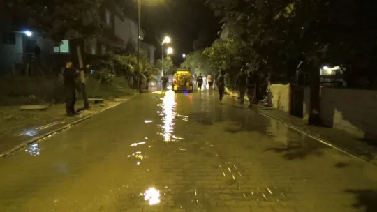 İSKİ'ye ait su borusu patladı, evleri su bastı
