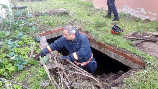 Su dolu çukura düşen inek, lahanayla kurtarıldı