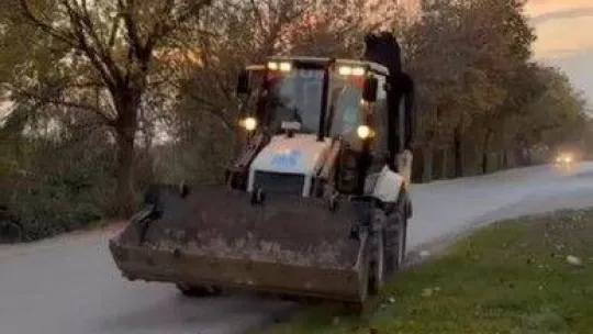 Su kanalına düşen kuzu için yolu kazdılar