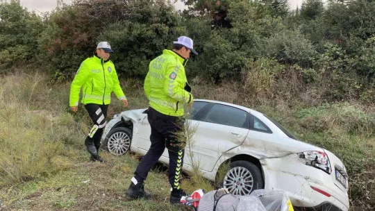 Su kanalına düşen otomobildeki küçük kız yaralandı
