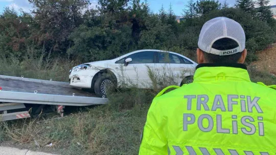 Su kanalına düşen otomobildeki küçük kız yaralandı