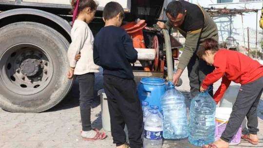 Su tankerleri depremzedeler için sahada