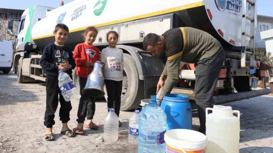 Su tankerleri depremzedeler için sahada
