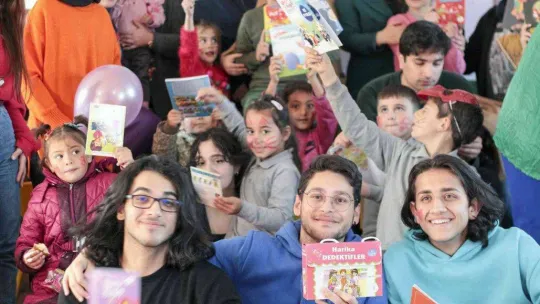 SUBÜ öğrencileri Akyazı'da kitap bağışı yaptı