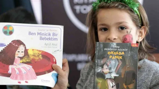 SUBÜ öğrencileri Akyazı'da kitap bağışı yaptı