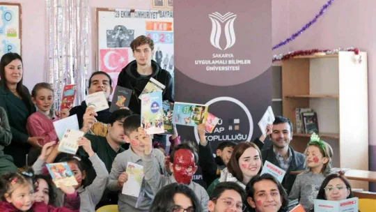 SUBÜ öğrencileri Akyazı'da kitap bağışı yaptı