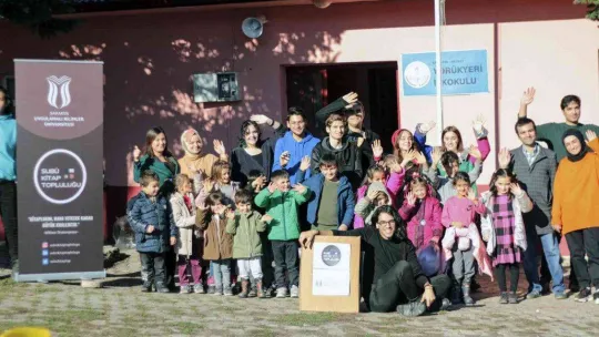 SUBÜ öğrencileri Akyazı'da kitap bağışı yaptı