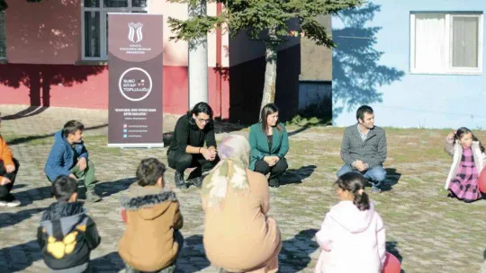 SUBÜ öğrencileri Akyazı'da kitap bağışı yaptı