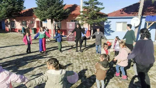 SUBÜ öğrencileri Akyazı'da kitap bağışı yaptı