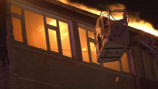 Sultanbeyli'de 3 bina alev alev yandı