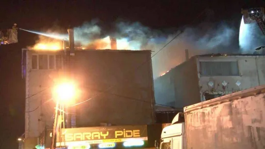 Sultanbeyli'de 3 bina alev alev yandı