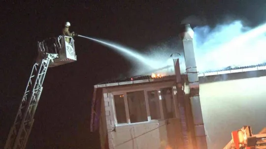 Sultanbeyli'de 3 bina alev alev yandı