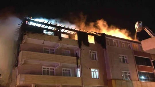 Sultanbeyli'de 3 bina alev alev yandı