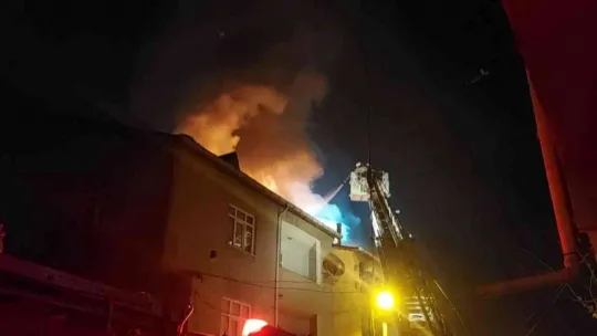 Sultanbeyli'de alevler geceyi aydınlattı: 3 katlı binanın çatısı alevlere teslim oldu