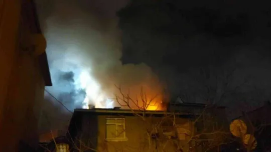 Sultanbeyli'de alevler geceyi aydınlattı: 3 katlı binanın çatısı alevlere teslim oldu