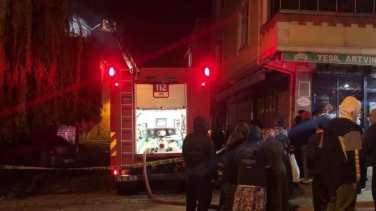 Sultanbeyli'de alevler geceyi aydınlattı: 3 katlı binanın çatısı alevlere teslim oldu