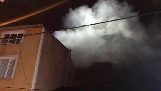 Sultanbeyli'de alevler geceyi aydınlattı: 3 katlı binanın çatısı alevlere teslim oldu