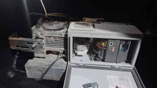 Sultanbeyli'de binanın asansör motorunu çaldılar, çağırdıkları taksiyle de kaçtılar