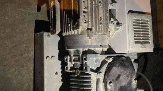 Sultanbeyli'de binanın asansör motorunu çaldılar, çağırdıkları taksiyle de kaçtılar