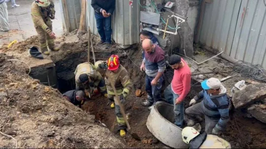 Sultanbeyli'de bir inşaatın temel kazma çalışmaları sırasında 1 kişi göçük altında kaldı. İtfaiye ekiplerinin şahsı kurtarma çalışmaları sürüyor.