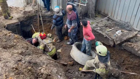Sultanbeyli'de bir inşaatın temel kazma çalışmaları sırasında 1 kişi göçük altında kaldı. İtfaiye ekiplerinin şahsı kurtarma çalışmaları sürüyor.