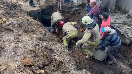 Sultanbeyli'de bir inşaatın temel kazma çalışmaları sırasında 1 kişi göçük altında kaldı. İtfaiye ekiplerinin şahsı kurtarma çalışmaları sürüyor.