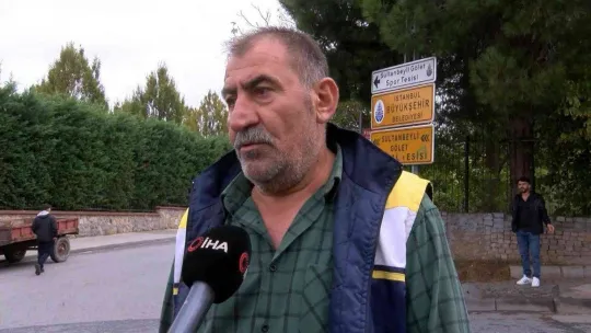 Sultanbeyli'de gıda yüklü kamyonet devrildi