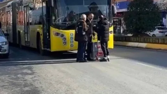 Sultanbeyli'de İETT otobüsünde kutu krizi: Otobüse alınmayınca yolu kapattı