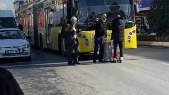 Sultanbeyli'de İETT otobüsünde kutu krizi: Otobüse alınmayınca yolu kapattı