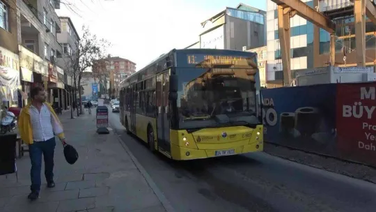 Sultanbeyli'de İETT otobüsüne sandalyeli saldırı: Camları patlattı