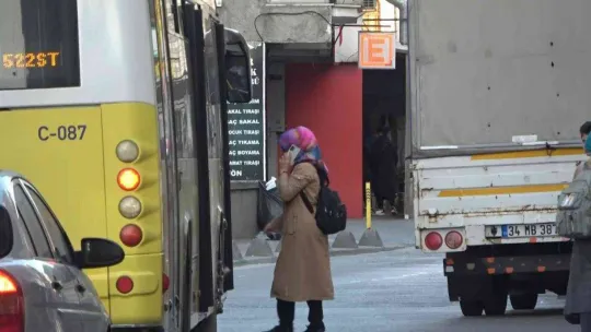 Sultanbeyli'de İETT otobüsüne sandalyeli saldırı: Camları patlattı