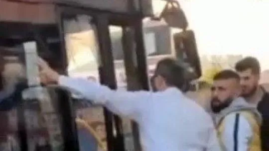 Sultanbeyli'de İETT otobüsüne sandalyeli saldırı: Camları patlattı