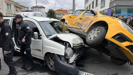 Sultanbeyli'de iki ticari araç çarpıştı: 4 yaralı