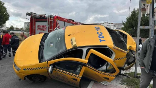 Sultanbeyli'de iki ticari araç çarpıştı: 4 yaralı