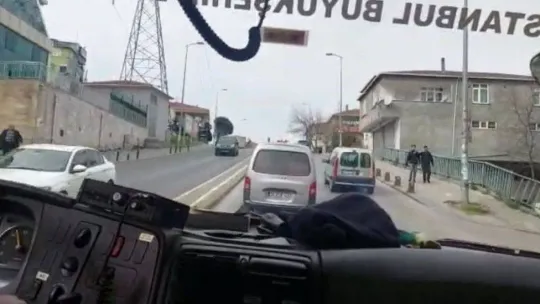 Sultanbeyli'de itfaiyeye yol vermeyen sürücü kameraya yansıdı