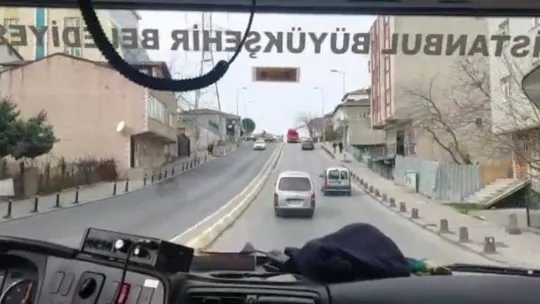 Sultanbeyli'de itfaiyeye yol vermeyen sürücü kameraya yansıdı
