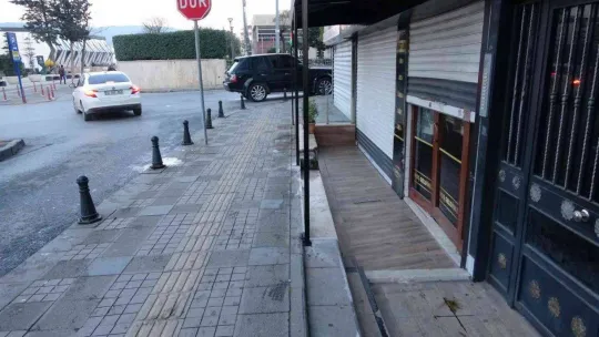 Sultanbeyli'de kontrolden çıkan aracın dükkana çarptığı anlar kamerada