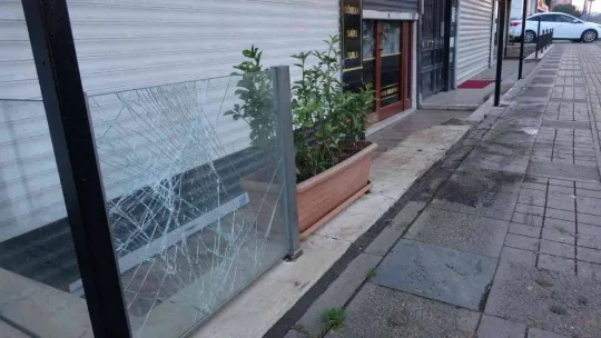 Sultanbeyli'de kontrolden çıkan aracın dükkana çarptığı anlar kamerada