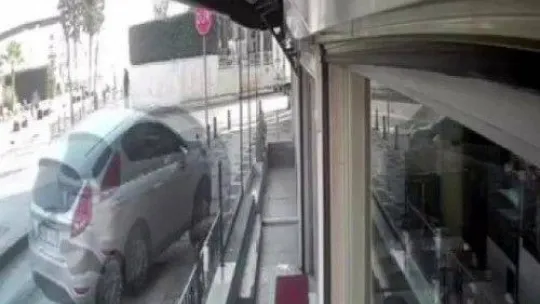 Sultanbeyli'de kontrolden çıkan aracın dükkana çarptığı anlar kamerada