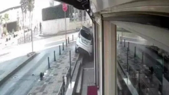 Sultanbeyli'de kontrolden çıkan aracın dükkana çarptığı anlar kamerada