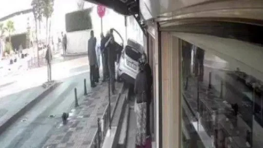 Sultanbeyli'de kontrolden çıkan aracın dükkana çarptığı anlar kamerada