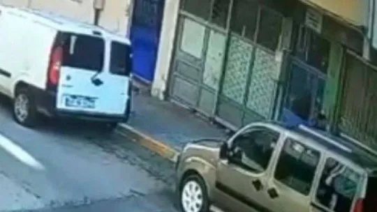 Sultanbeyli'de otomobilden cep telefonu hırsızlığı kamerada