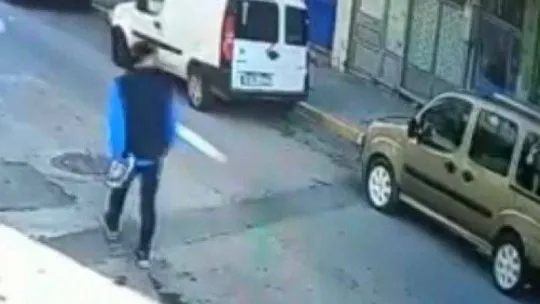 Sultanbeyli'de otomobilden cep telefonu hırsızlığı kamerada