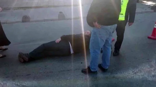 Sultanbeyli'de refüje çarpan motosikletli yaralandı